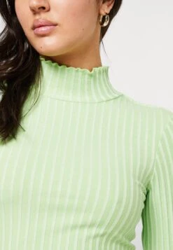 Selected Femme Slfwilma T Neck - Long Sleeved Top - Pistachio Green -Fashion Clothing Specialty Store 133104508bab4ce0bc627a5dcf3faab4