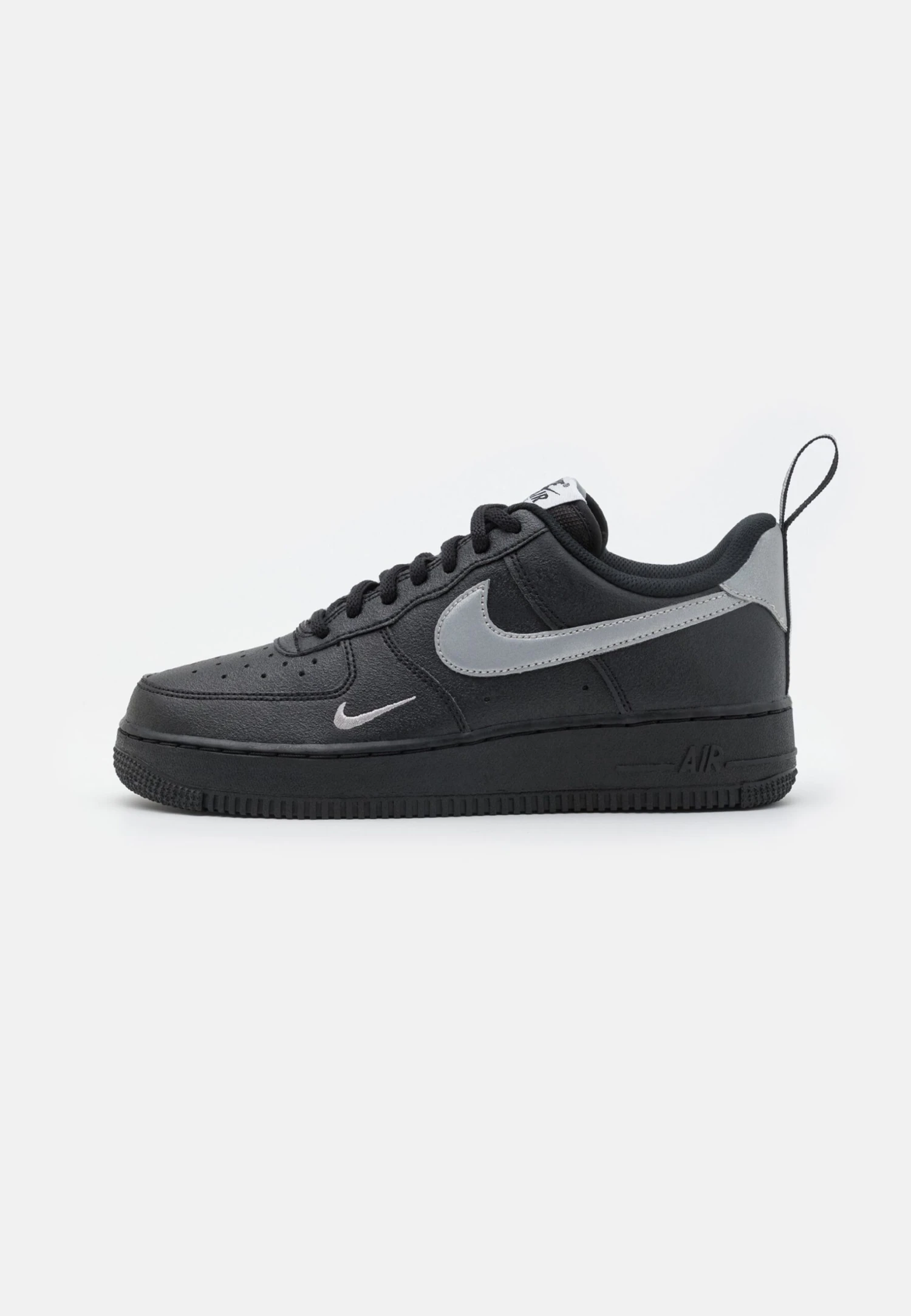 Nike Sportswear Air Force 1 07 Lv8 Ut Tu - Trainers - Black/Metallic Silver 2 Nike Sportswear Air Force 1 07 Lv8 Ut Tu - Trainers - Black/Metallic Silver