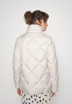 Marc O'Polo Diamond Quilting Detachable Hood Welt Poc - Down Jacket - Chalky Stone 12 Marc O'Polo Diamond Quilting Detachable Hood Welt Poc - Down Jacket - Chalky Stone -Fashion Clothing Specialty Store 5d608c7a9e8b4cf2a9e8b6212c69d85a