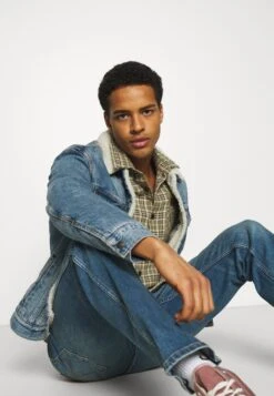 Wrangler Straight Leg Jeans - Blue Fever -Fashion Clothing Specialty Store 6a28327e7dde4192a75580741ce691df