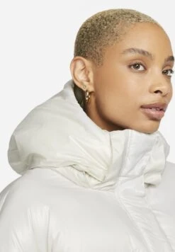 Nike Sportswear W Nsw Tf Synfl City Hd Jkt - Winter Jacket - Light Bone/Black -Fashion Clothing Specialty Store 6bb3f565f63a4b7a9c3a7ee31ef1f0ba