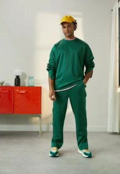 YOURTURN Unisex - Long Sleeved Top - Dark Green 13 YOURTURN Unisex - Long Sleeved Top - Dark Green -Fashion Clothing Specialty Store e6fe21dd4a654688b1e3e5a46cde1545